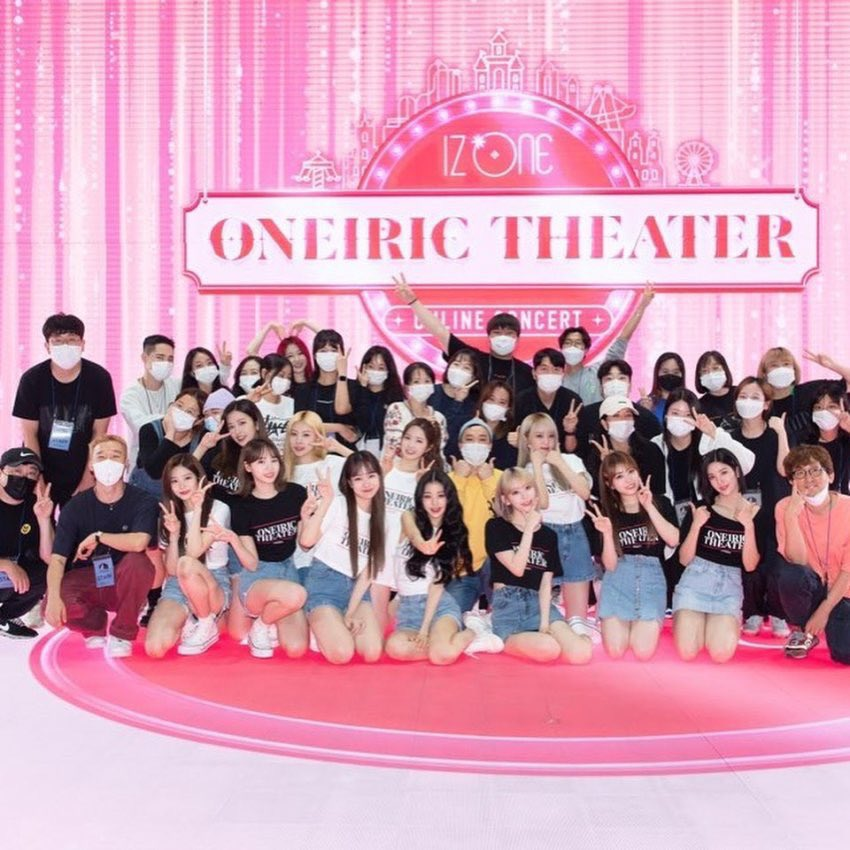 She will always be THE LAST.😭
She will always be AT THE BACK.
She made sure that her presence will be felt &amp; it hurts how we will MISS IT SO BADLY.

recap: "Chaeyeon was at the back of the Oneiric Theater Group Photo so that no wiz*one can crop the staffs out of the picture" 💔