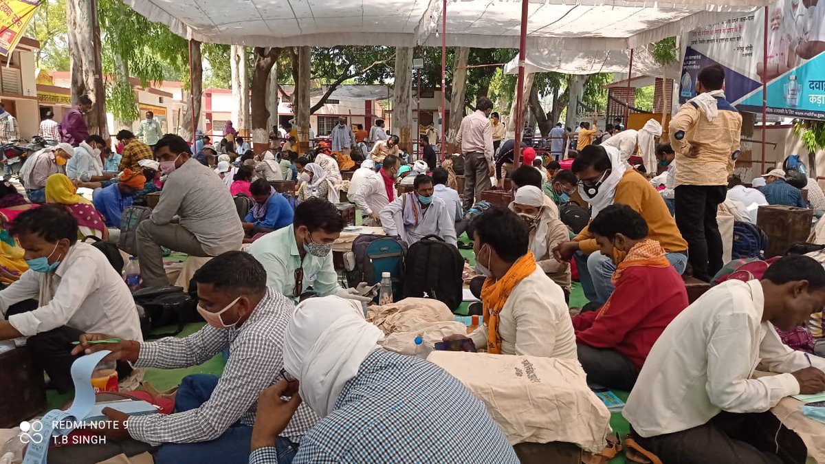 Shrii_Pandey's tweet photo. लोकतंत्र के पर्व में #Sociadistancing का पालन करते कर्मचारी
#PanchayatElections #COVID19 https://t.co/r7YM3WkPCQ