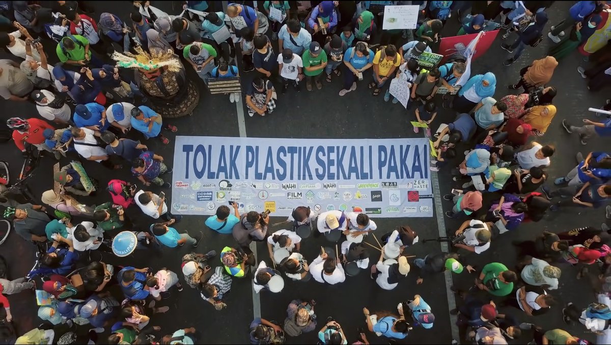 howdyindonesia's tweet photo. #HowdyToday: Kapan terakhir kali kamu menggunakan plastik sekali pakai? Berikut ulasan @pulauplastik, dokumenter perdana dari @VisinemaID yang lagi tayang terbatas di bioskop: https://t.co/oSPyVi8yPm https://t.co/ro6NPDR1Xd