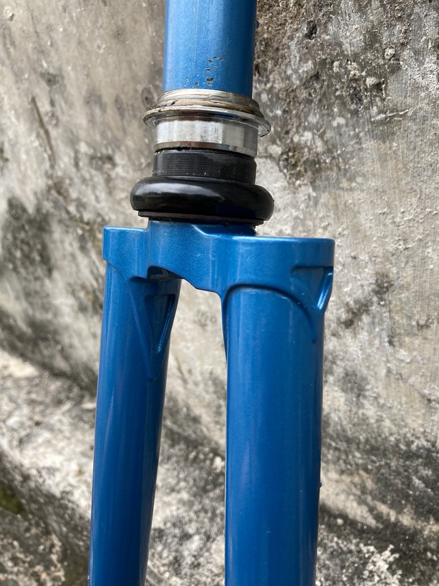 Cyclist_Lab's tweet photo. Wts murah meriah fork track bike, no brakehole, crown njs lupa merek apa. Untuk 1inch. 1.5jt include headset. Steertube panjang 18cm https://t.co/uQSNo6pF1w
#fnfjb https://t.co/uyxxXObMb4