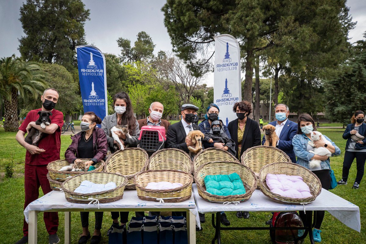 Can dostlarımıza sıcak yuva, üreticiye destek.

Farkındalık oluşturmak amacıyla barınaklarımızdan kedi ve yavru köpek sahiplenen İzmirlilere hasır sepet hediye etmeye başladık. 

Böylece unutulmaya yüz tutmuş mesleklerden sepetçiliği destekleyip üreticimizin de yanında olacağız.