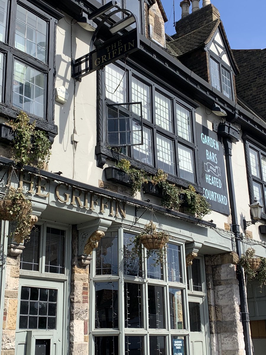 Monday I was in a pub for first time since last summer. Met with my dear pal Leslie Cavendish who✂️ cut <a href="/thebeatles/">The Beatles</a> hair from 1966 till their split. Leslie was on the Magical Mystery Tour🚌 &amp; at the rooftop concert in Let It Be. Whoa! And dig the name of the Finchley pub.😳