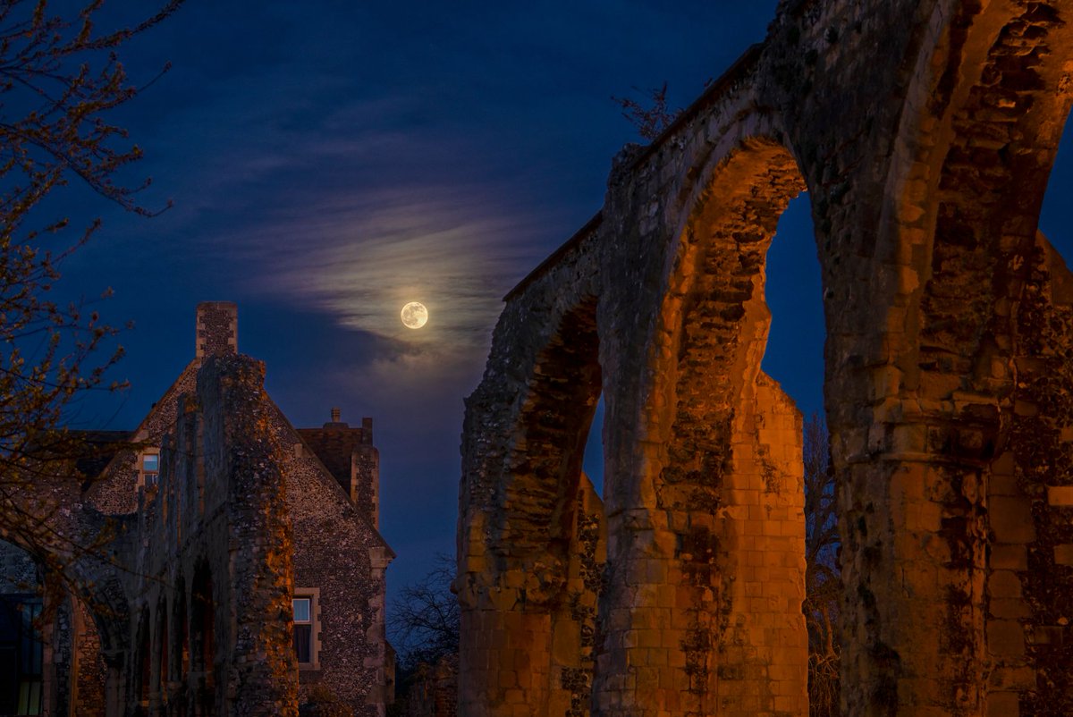 OKSAssociation's tweet photo. Dr Fede Elias (Teacher of Physics at @KingsCanterbury)  took these amazing photos of the Supermoon last night! https://t.co/Md3tlWo1X8
