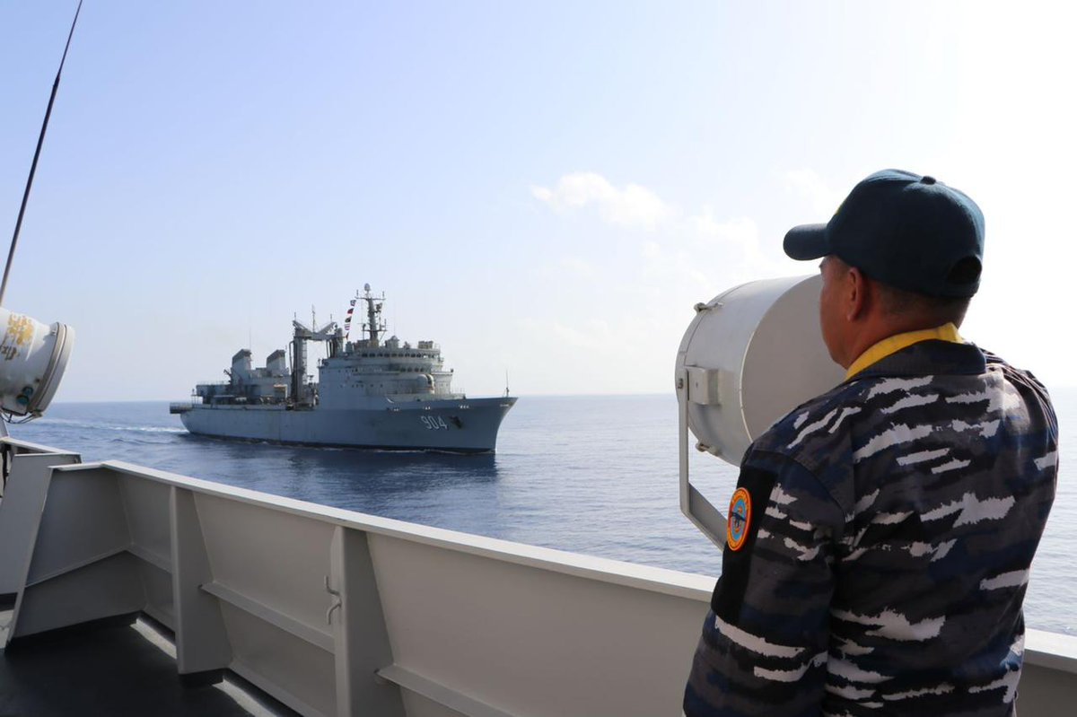 Puspen_TNI's tweet photo. Sebelum Sandar di Pelabuhan Jeddah KRI SHN-366 Passing Exercise Dengan Kapal Perang Arab Saudi

👉https://t.co/VeW9Ur1c51

#puspentni #tni #tnial #satgasmtf #lebanon #PassingExercise #ArabSaudi #un #pbb #peacekeeper https://t.co/XbR06YSPOD