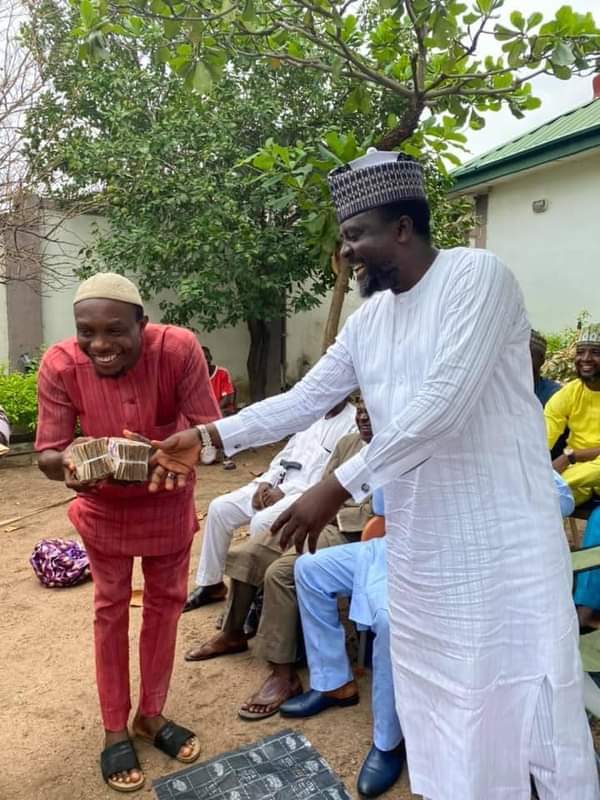 SaharaReporters's tweet photo. APC Lawmaker Shares N50million Cash To Political Associates As Ramadan Gifts | Sahara Reporters
The lawmaker brought the cash &amp; started sharing personally ranging from N200, 000 to N1 million to his cronies – an event he asked photographer...
READ MORE: https://t.co/K2LjifeLxh https://t.co/7t7dkz5ba5