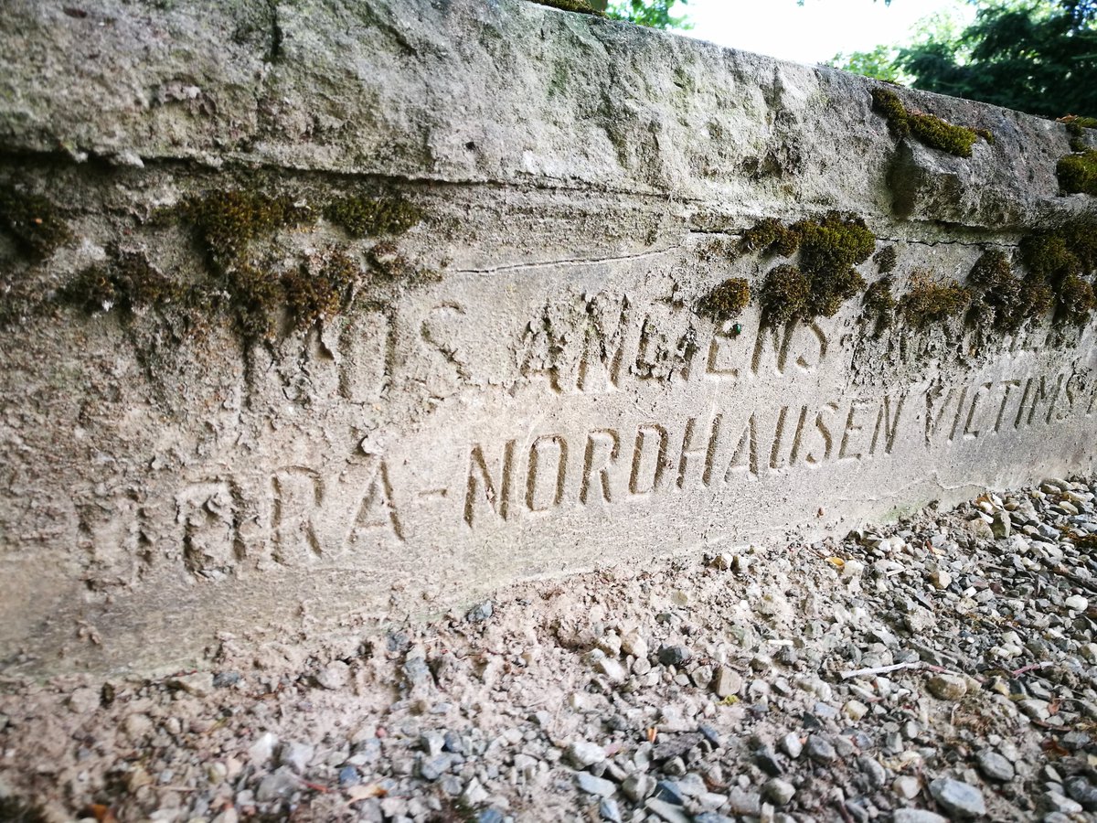 Ende April 1945 bestatteten KZ-Überlebende 23 Mithäftlinge, die einen Räumungstransport aus #MittelbauDora nicht überlebt hatten, in Münchehof bei #Seesen. Monate später stellten sie einen Grabstein auf. Als Material diente ein halbierter "Großdeutschland"-Stein von 1938.