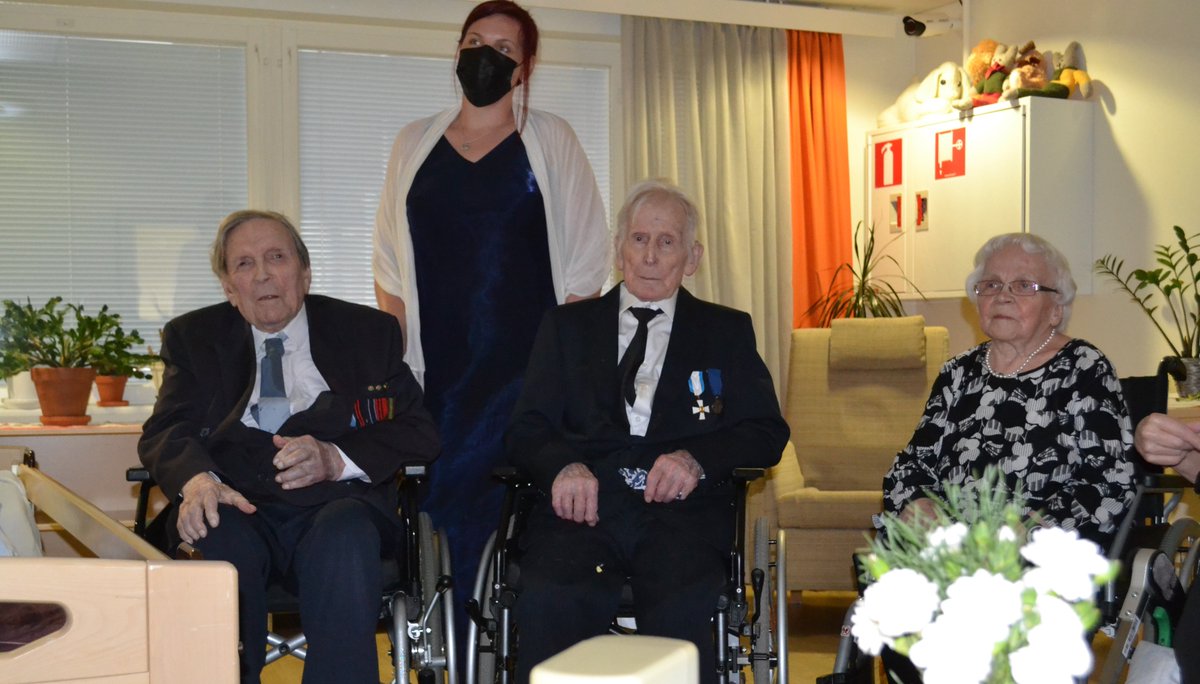 JyllinK's tweet photo. Laurin Kodilla vietettiin eilen kansallista veteraanipÀivÀÀ arvokkaasti juhlien. Juhlassa nostettiin malja veteraanien kunniaksi, nautittiin herkulliset kakkukahvit ja katseltiin juhlalÀhetystÀ Tampere-talosta.
#jyllinkodit #hyvÀelÀmÀ #ikaalinen #sydÀnsykkiivanhustyölle https://t.co/uLXIiRDqL3