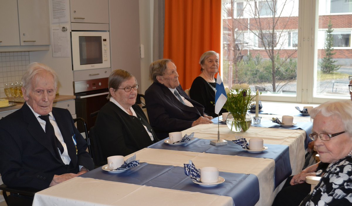 JyllinK's tweet photo. Laurin Kodilla vietettiin eilen kansallista veteraanipÀivÀÀ arvokkaasti juhlien. Juhlassa nostettiin malja veteraanien kunniaksi, nautittiin herkulliset kakkukahvit ja katseltiin juhlalÀhetystÀ Tampere-talosta.
#jyllinkodit #hyvÀelÀmÀ #ikaalinen #sydÀnsykkiivanhustyölle https://t.co/uLXIiRDqL3