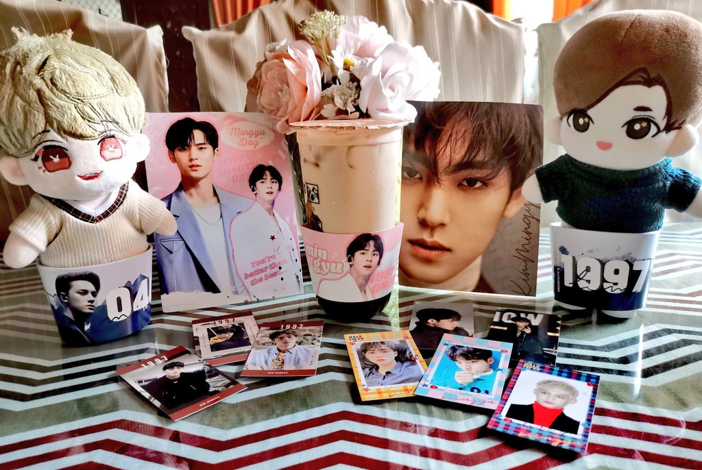 smplyfallinforu's tweet photo. #SpringWithGyu from home πΈπΈπΈ thank you @heywazzup97s for sending these beautiful mingyu sleeves and photocards.. πππ
#Happy_Mingyu_Day #λ΄μ¬λ_κΉλ―Όκ·_ν¬μλ² https://t.co/LLNiX5p38S
