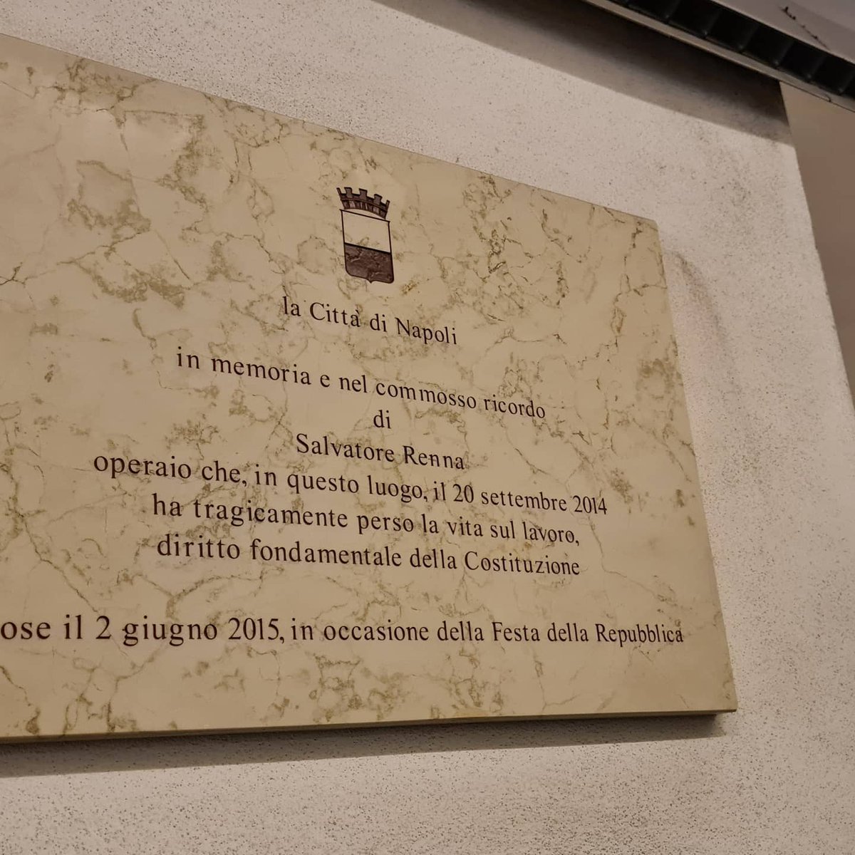 Oggi abbiamo ricordato l'operaio Salvatore Renna che ha perso la vita a nel 2014 in Piazza Municipio a Napoli.
Con una corona di fiori alla presenza dei sindacati e delle istituzioni abbiamo nuovamente lanciato il nostro appello per raggiungere l'obiettivo #zeromortisullavoro