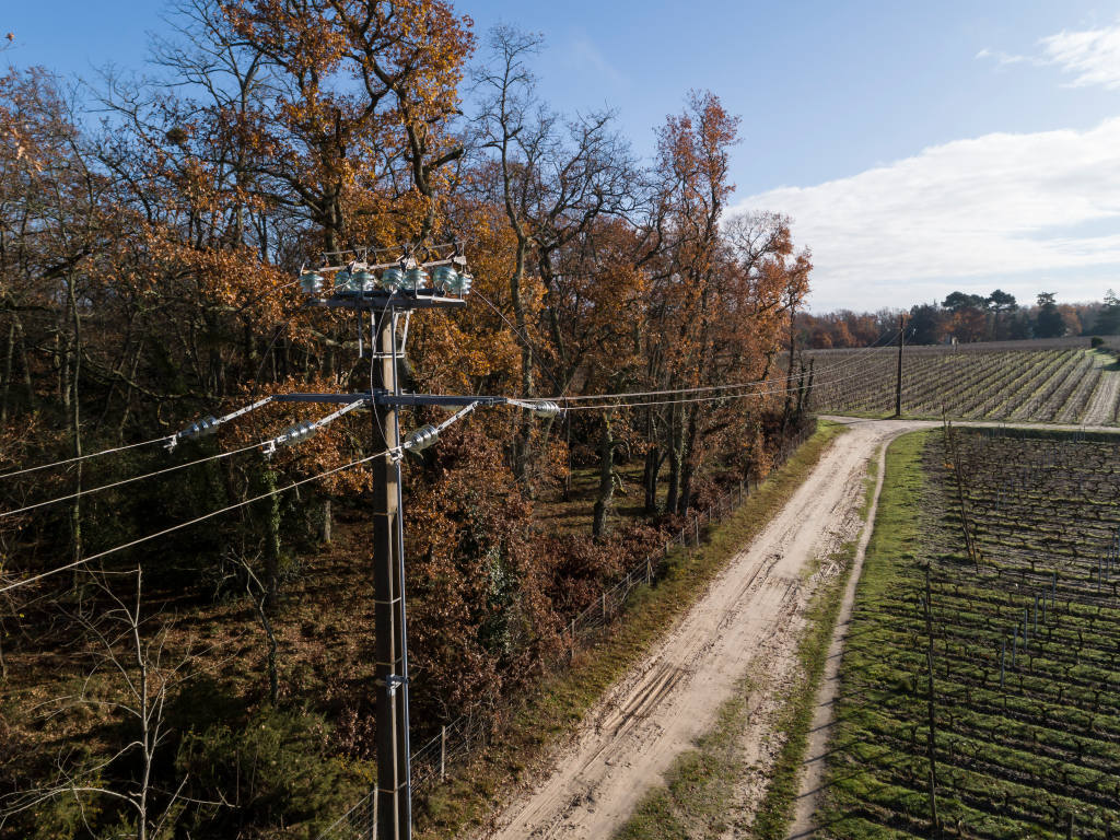 Enedis_BFC's tweet photo. #LeSaviezVous ?

98% des nouvelles lignes sont construites en souterrain. 
En plus de moderniser le réseau et d'améliorer la qualité de distribution de l'électricité, cela protège les lignes de possibles intempéries en les sécurisant ⚡

#ServicePublic #Enedis https://t.co/2lRcMt8RyE