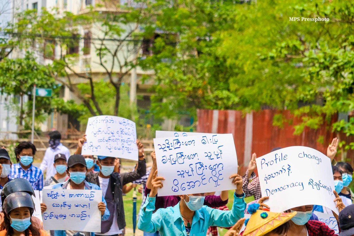hninyadanazaw's tweet photo. Local media reports that Myanmar regime forces crushed Mandalay students strike by military vehicle to crackdown the protest march. At least six student got arrested and many injured. PhotoCJ
#WhatsHappeningInMyanmar 
#Apr28Coup https://t.co/aNcamQcAyW