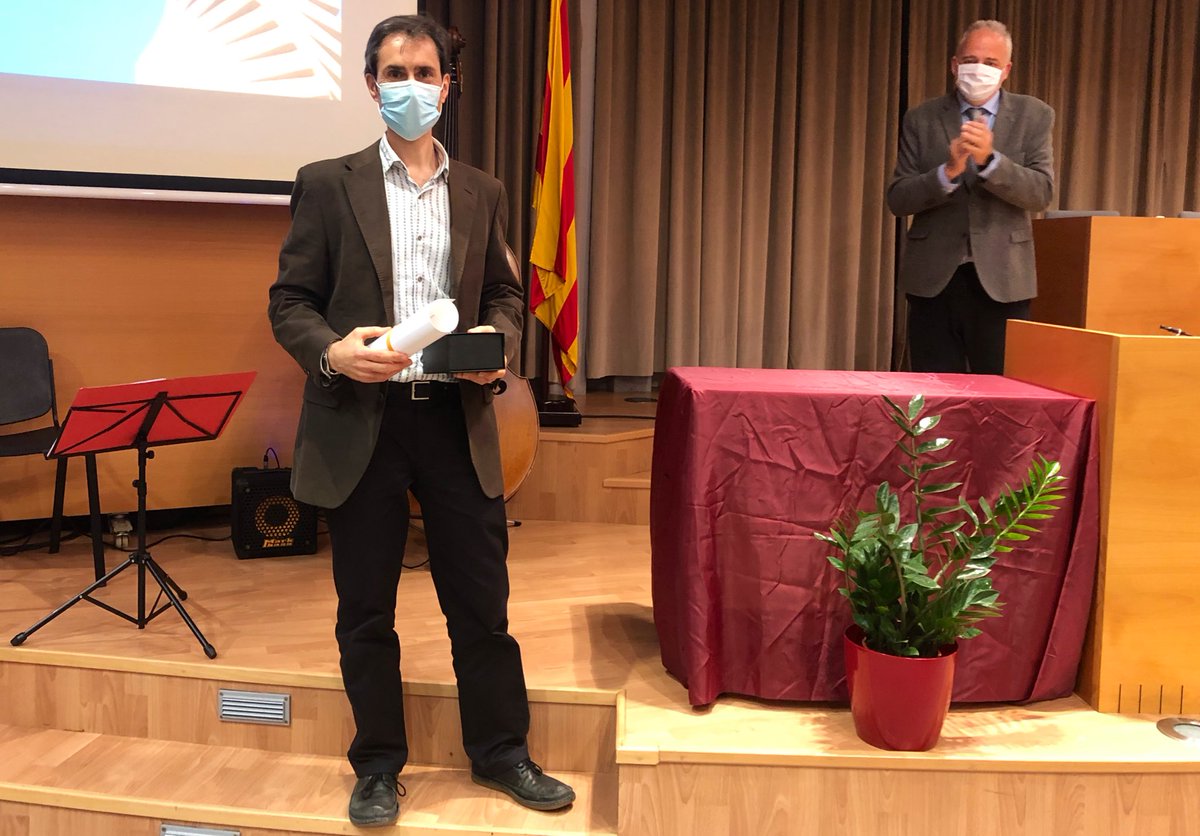 🏆 El professor d’<a href="/EnginyeriaUAB/">Escola d'Enginyeria UAB</a>, Sergi Robles, rep el III Premi a l'Excel·lència Docent. Felicitats!! 👏👏

#UAB #rectorUAB <a href="/ICEUAB/">ICE de la UAB</a> <a href="/Masfurroll/">Imagine</a>
