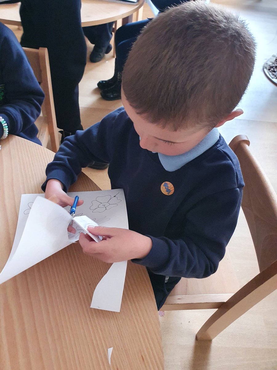 Monnow_Primary's tweet photo. We've got some great fine motor skills practice going on as we read and order numbers for Grandmother's Garden! #littleredridinghood #dosbarthjade #bookbasedlearning #EncourageApplaudShare @EAS_Numeracy https://t.co/0c4nawJfo4