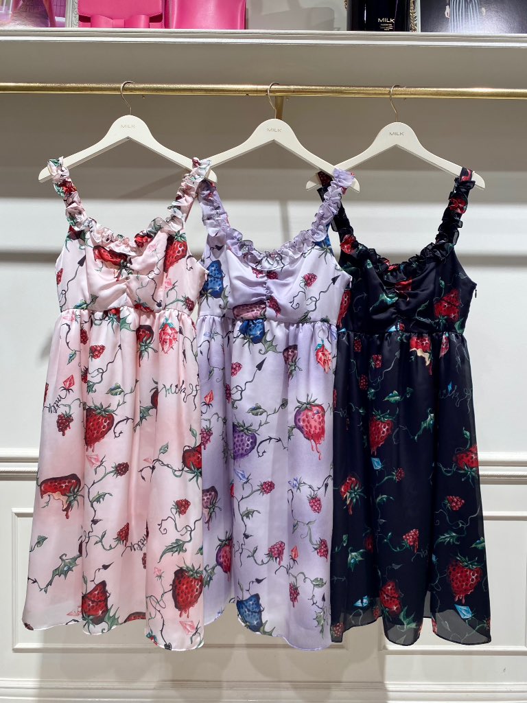 棘の生えた蔦に、クリスタルのベリー、悪魔の羽のような葉っぱと可愛い