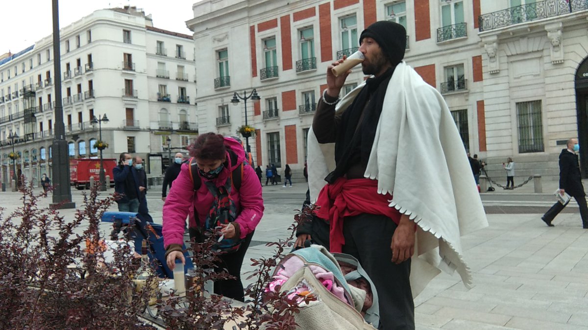 onu4all's tweet photo. ☕Estamos desayunando en la puerta del Sol para que @IdiazAyuso, 
@equipoGabilondo, @BalEdmundo, @PabloIglesias y @Monica_Garcia_G entiendan que  #SinViviendaDignaNoHayVidaDigna

A partir de #hoy miercoles #28Abri estaremos aqui todos los dias compartiendo desayuno, comida y cena https://t.co/bsYGG5ZlYx