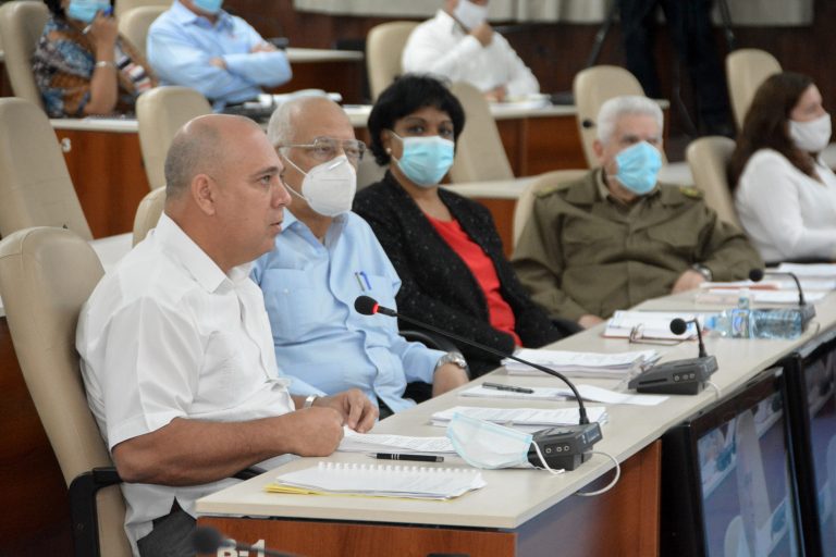 Voluntad de acero, eterno combatiente que deja huellas en la historia cada día, héroe que vence retos y desafíos, forja el espíritu con valores y optimismo. A usted Comandante #RamiroValdésMenéndez, nuestras felicitaciones, con respeto y admiración. Feliz cumpleaños. #CubaViva.