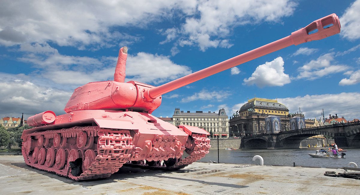 Самые красивые танки. Розовый ИС 2 Прага. Розовый танк ИС-2 В Чехии. Розовый танк в Праге. Розовый танк Давида черного в Праге.