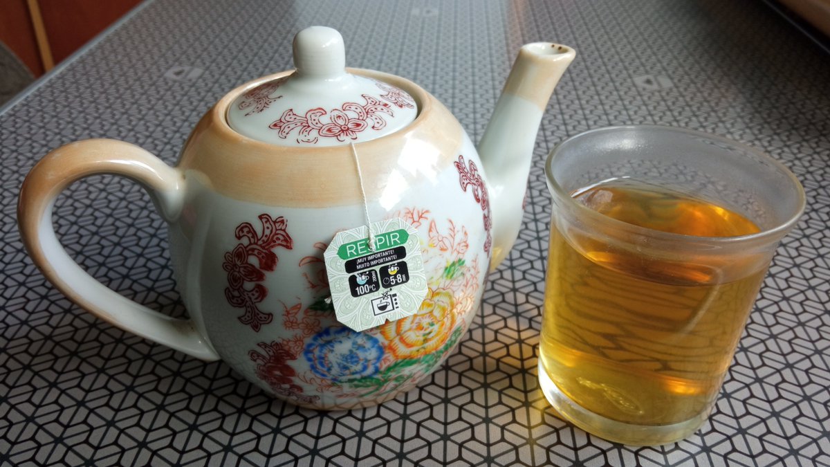 Wayfarer's tweet photo. Hoy no hay té, pero hay infusión: una mezcla a partes iguales de tomillo, romero, eucalipto y menta piperita para calmar la tos y la garganta irritada. 😉☕
#TeaTime #InfusionTime https://t.co/IX6t03lXAF
