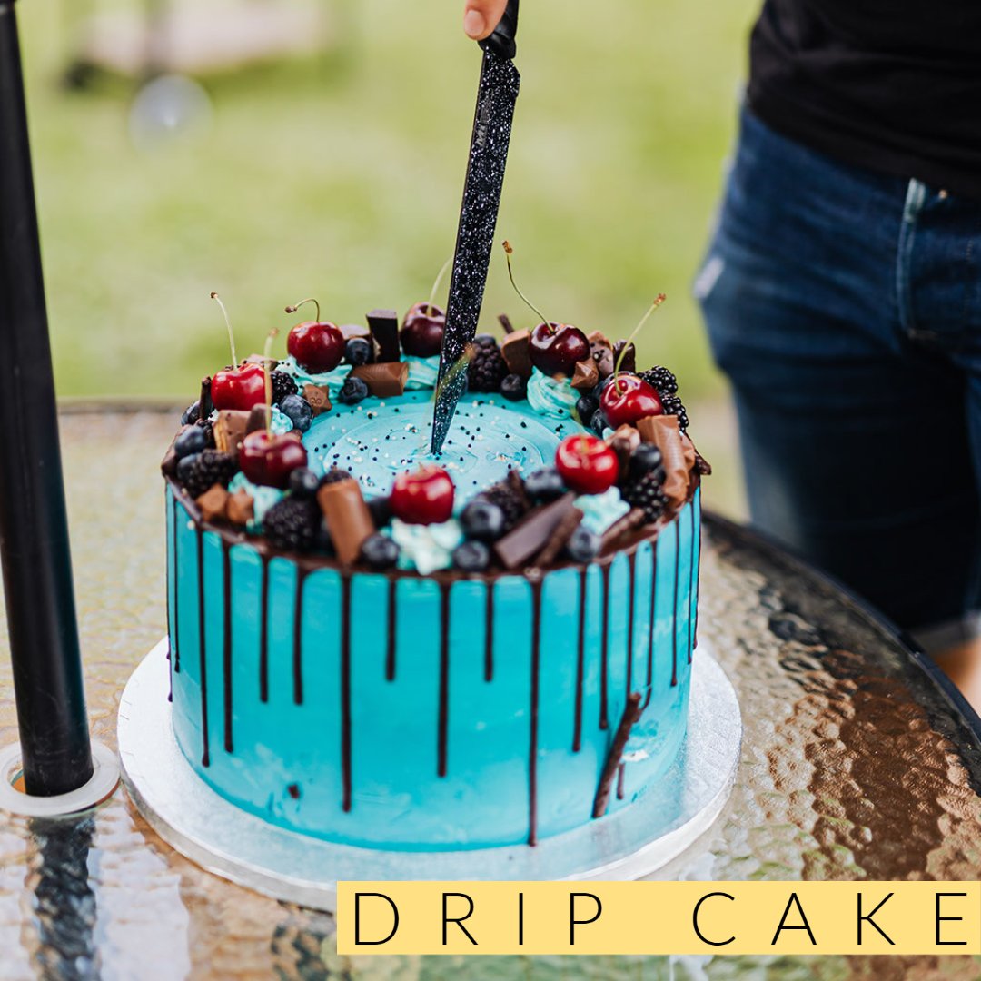 EC_Saraus's tweet photo. Aquesta setmana va de PASTISSOS! 🎂
1. DRIP CAKE: La característica principal és la caiguda en forma de gota de xocolata, xarops i melmelades. 
2. NAKED CAKE: pastís nu que prescindeix de cobertures i frostings, i deixa a la vista els diferents pisos del pa de pessic del pastís. https://t.co/SiwPy81YTU