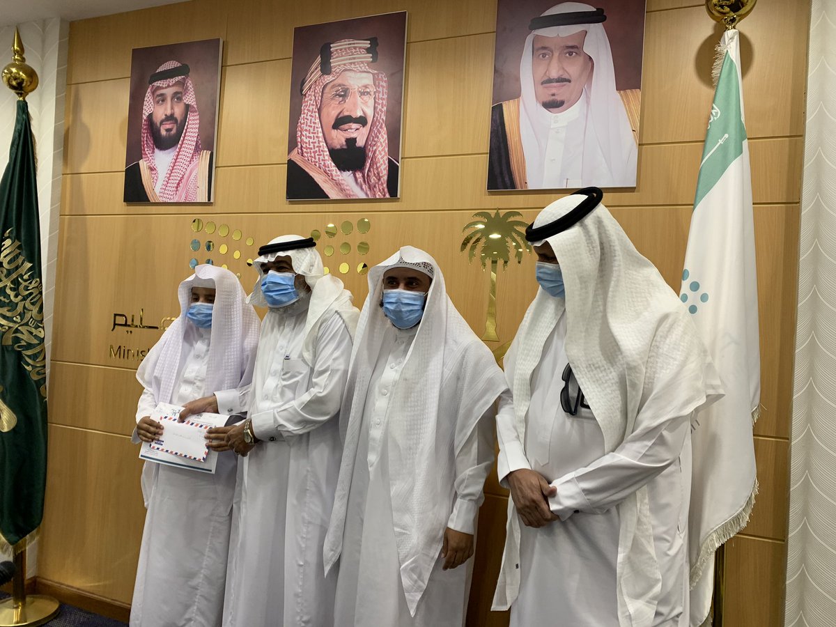 كرّم الفائزين من الطلاب والمدارس ومكاتب التعليم في حملة الصلاة نور والتي نظمها قسم العلوم الشرعية ..المدير العام لـ #تعليم_الطائف : حملة الصلاة نور من البرامج النوعية والتي تهتم بغرس القيم الإسلامية في نفوس الطلبة، ونثمن للجميع تفاعلهم المتميز. بحضور المساعد للشؤون التعليمية بنين