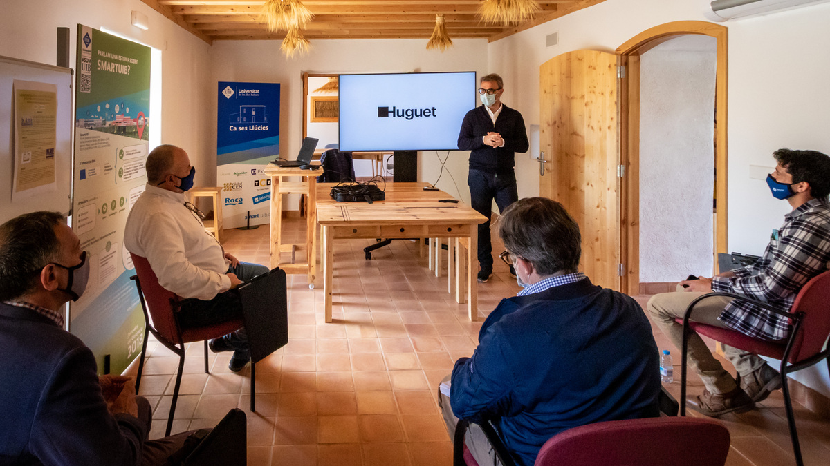 UIBuniversitat's tweet photo. 🤝 Avui estam molt contents de reunir-nos amb @BielHuguet, gerent de Rajoles @HuguetMallorca.
Seguim creant sinergies amb empreses locals de projecció internacional! 🔝 I ho fem al Centre d'#Innovació Ca ses Llúcies, seu d'#SmartUIB. https://t.co/VTV2E5KtsV