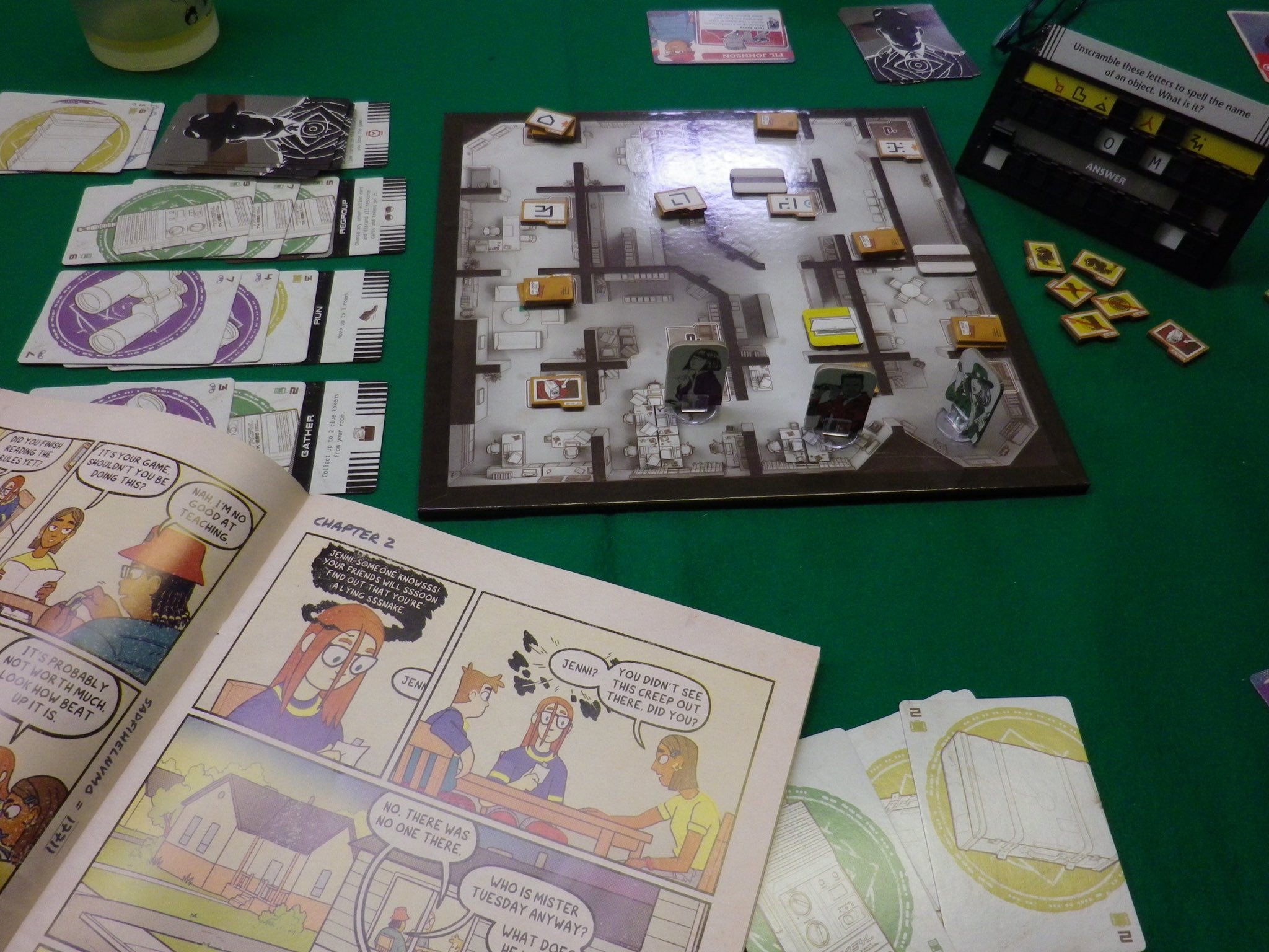 安田均 今日も今日とて翻訳の合間にボードゲーム だが 面白いアイデアの作品に巡り合ったら これは嬉しい 今回はこの ザxxイニシャチブ 登場人物が遊ぶ謎解きパズルワードゲーム もちろんプレイヤーも遊ぶ が 間にコミックブック形式で謎解き