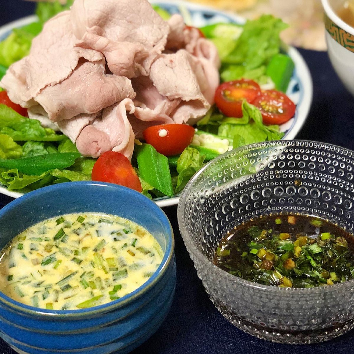 Jj 冷しゃぶは家事ヤロウの和田明日香さんのタレで ニラ醤油とチーズニラダレの２つの味を楽しみます 副菜はアボカドキムチ納豆の温玉乗せとキャベツ舞茸のスープ 量は多いけどヘルシーだからー おうちごはん 冷しゃぶサラダ 家事ヤロウ 和田明日香