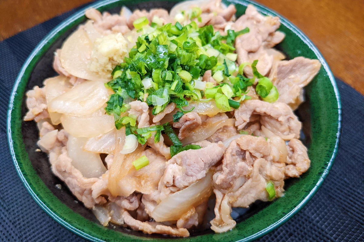 食が進みまくる絶品料理！アレンジしやすい「ネギポン生姜焼き丼」