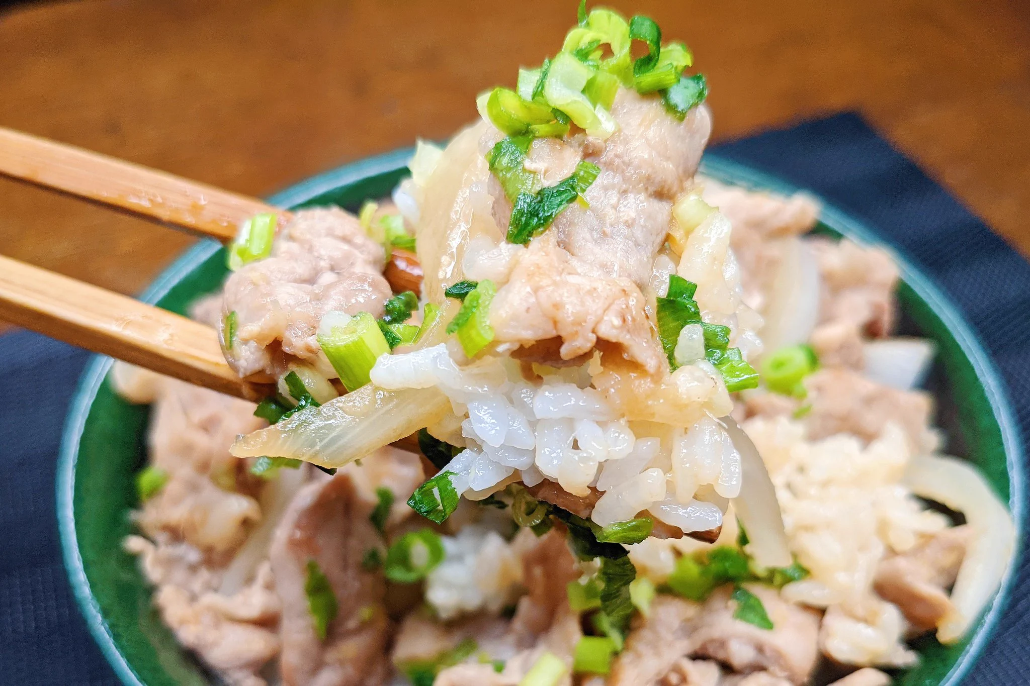 食が進みまくる絶品料理！アレンジしやすい「ネギポン生姜焼き丼」