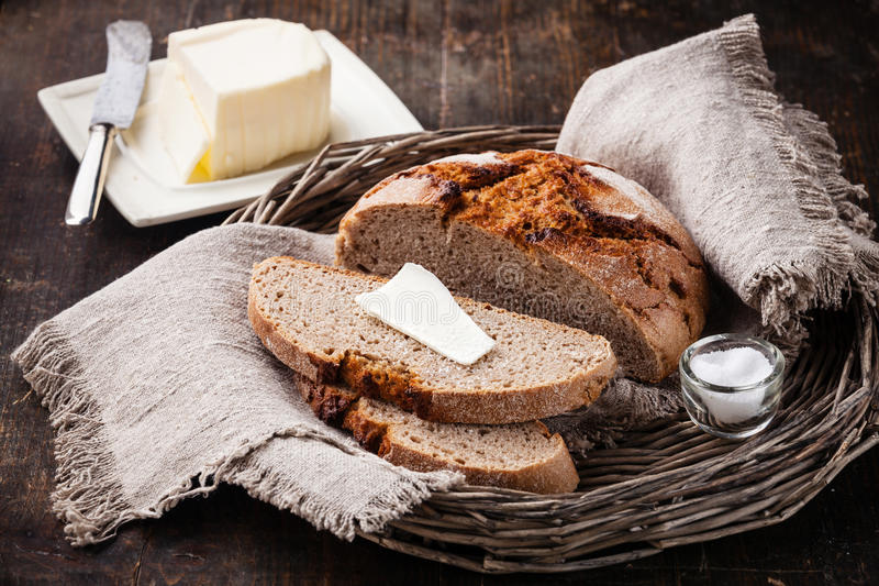 изделия с сыром хлебобулочные. ржаной хлеб с маслом. хлеб. хлеб с маслом на завтрак. ржаной хлеб с маслом и солью.