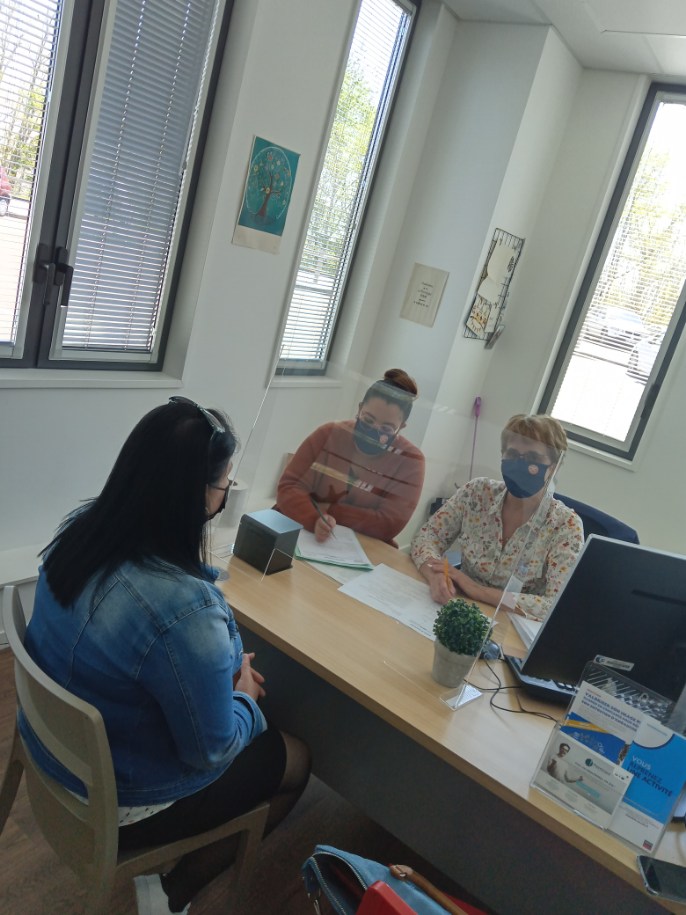 MalikaDjedoui's tweet photo. A l'issue de la formation ADVF #Poleemploi #Lecreusot a accueilli les stagiaires et #ADMR #ASAPservices #DOMISOL en format job dating. 🙏aux employeurs pour leur mobilisation, 👏aux équipes pour cette action concrète de retour à l'emploi suite à formation #TousMobilisés👍👏🙏 https://t.co/blhZGbxE3L