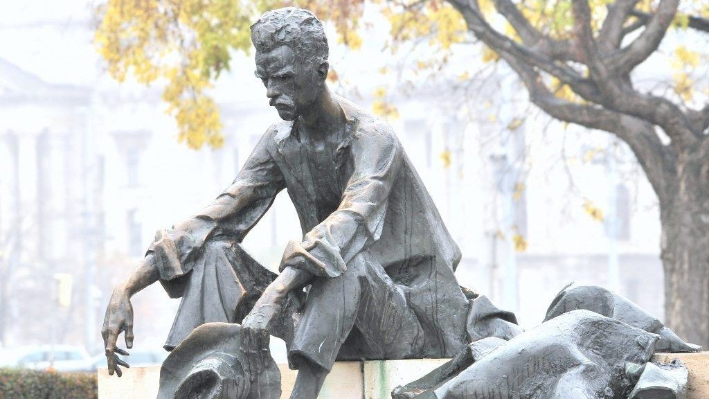 STATUE OF ATTILA JOZSEF - on the stairs that give access to the Parliament, you will discover a bronze statue of the famous #HungarianPoet, #AttilaJozsef, sadly looking at the Danube, sitting on the steps in his shirt & his hat in his hand➡️bit.ly/3aHTTeL