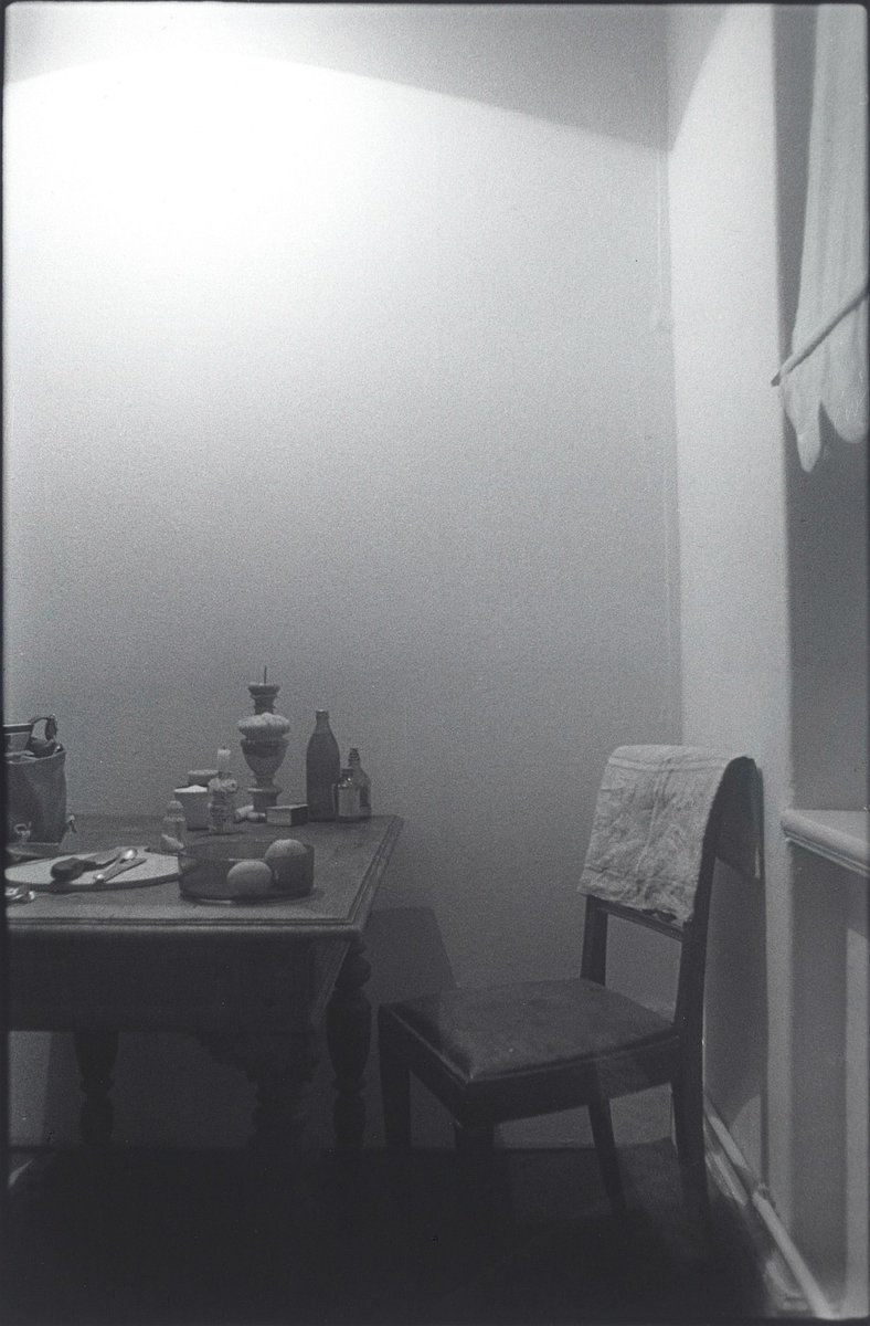 Fotothek's tweet image. Blumhagens Bildsprache bewegt sich zwischen Sachlichkeit und Melancholie und ist ein Ausloten des Verhältnisses von Licht und Schatten. Mehr über sein Werk morgen im #SLUBlog.

deutschefotothek.de/documents/obj/…
#Werkschau #Blumhagen #ArchivderFotografen