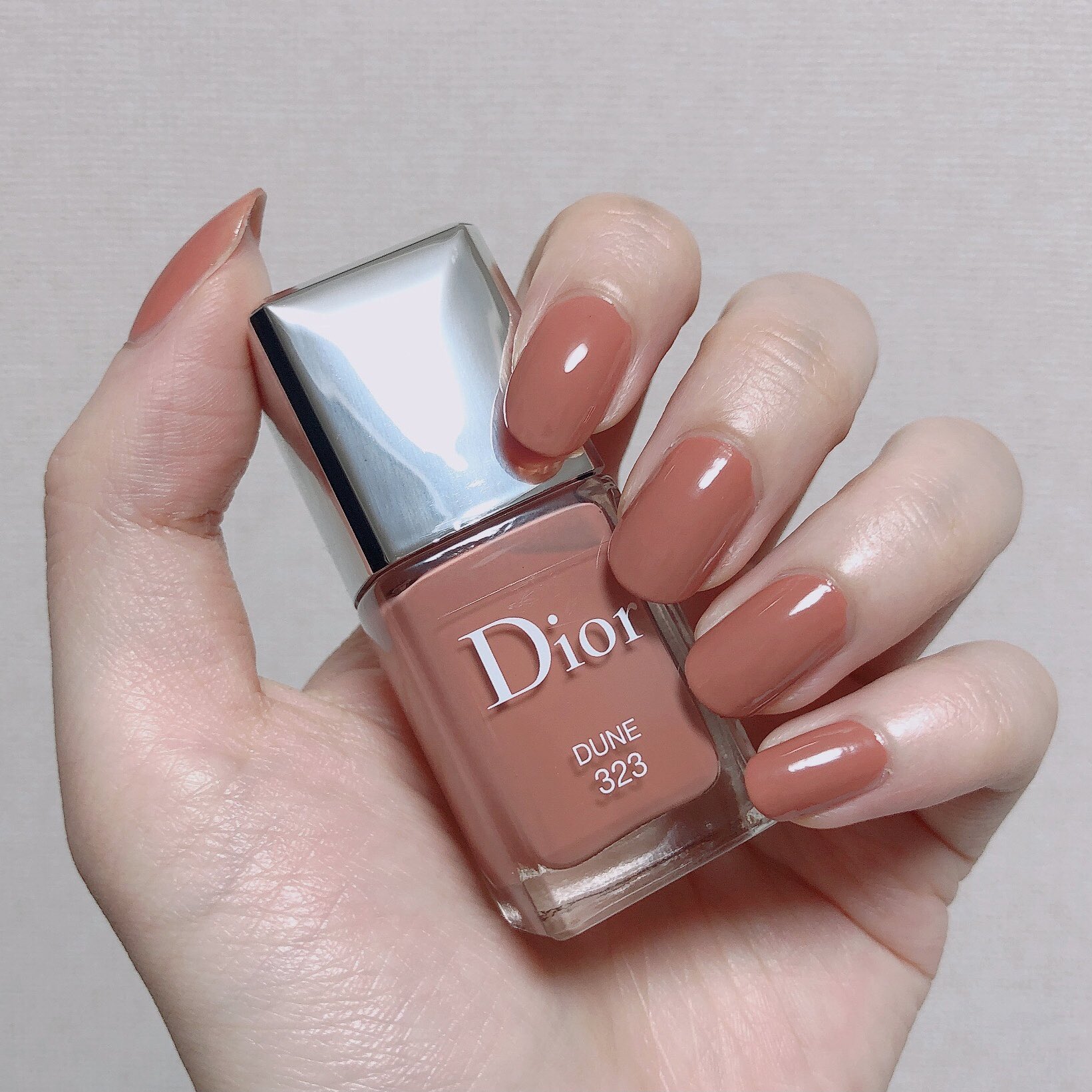 おいも Dior ヴェルニ 323 Dune お洒落な雰囲気のブラウンだけど ピンクベージュっぽさもあるから 肌に馴染んで指先が綺麗に見える しっくりくるブラウンネイルがなかなか見つからない人も似合いそうな絶妙な色味 ジェルみたいにつるつるの仕上がりも おいも Dior ヴェルニ 323 Dune お洒落な雰囲気のブラウンだけど ピンクベージュっぽさもあるから 肌に馴染んで指先が綺麗に見える しっくりくるブラウンネイルがなかなか見つからない人も似合いそうな絶妙な色味 ジェルみたいにつるつるの仕上がりも