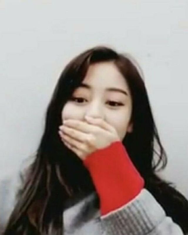 Jihyo birden hapse giren once'ları izliyor #oncesgoingtojailparty