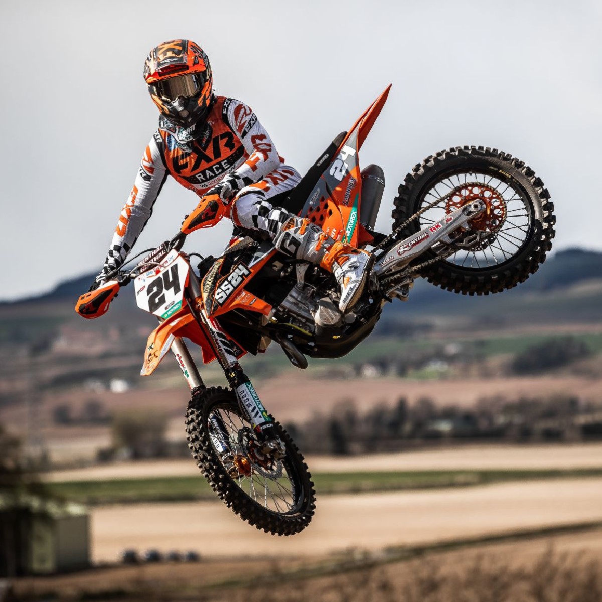 After a looooong winter break, <a href="/shaunsimpson24/">Shaun Simpson</a> returns to racing at Culham this weekend for the first round of the <a href="/ACUBritishMX/">Dirt Store ACU British MX Championship</a> on his KTM 450 SX-F. Spectators are yet to be allowed in, but you can watch the racing live via rhlactivities.com/live-streaming

#KTM #ReadyToRace