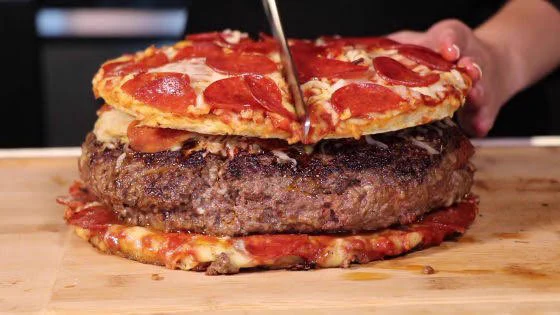 バカの作った食べ物？ピザの入ったハンバーグをピザで挟むバーガーwww