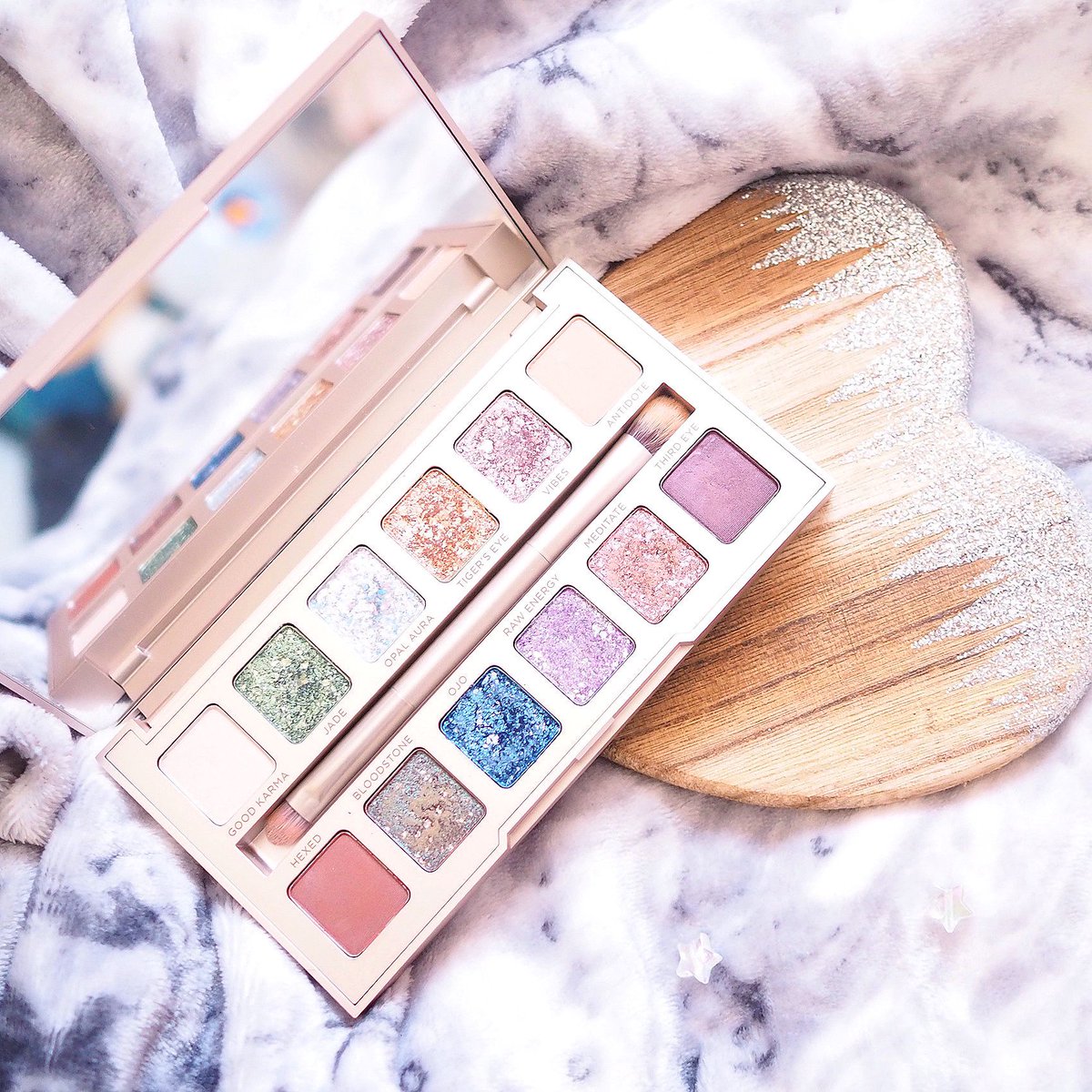 R E V I E W // @UrbanDecay Stoned Vibes Palette Review 💫

✨ buff.ly/32WHeAB ✨

#beautyblog #thegirlgang #bloggerstribe #BloggersSparkle #FierceBloggers 
@allthoseblogs @BestBlogRT @BloggersHut #BloggersHutRT