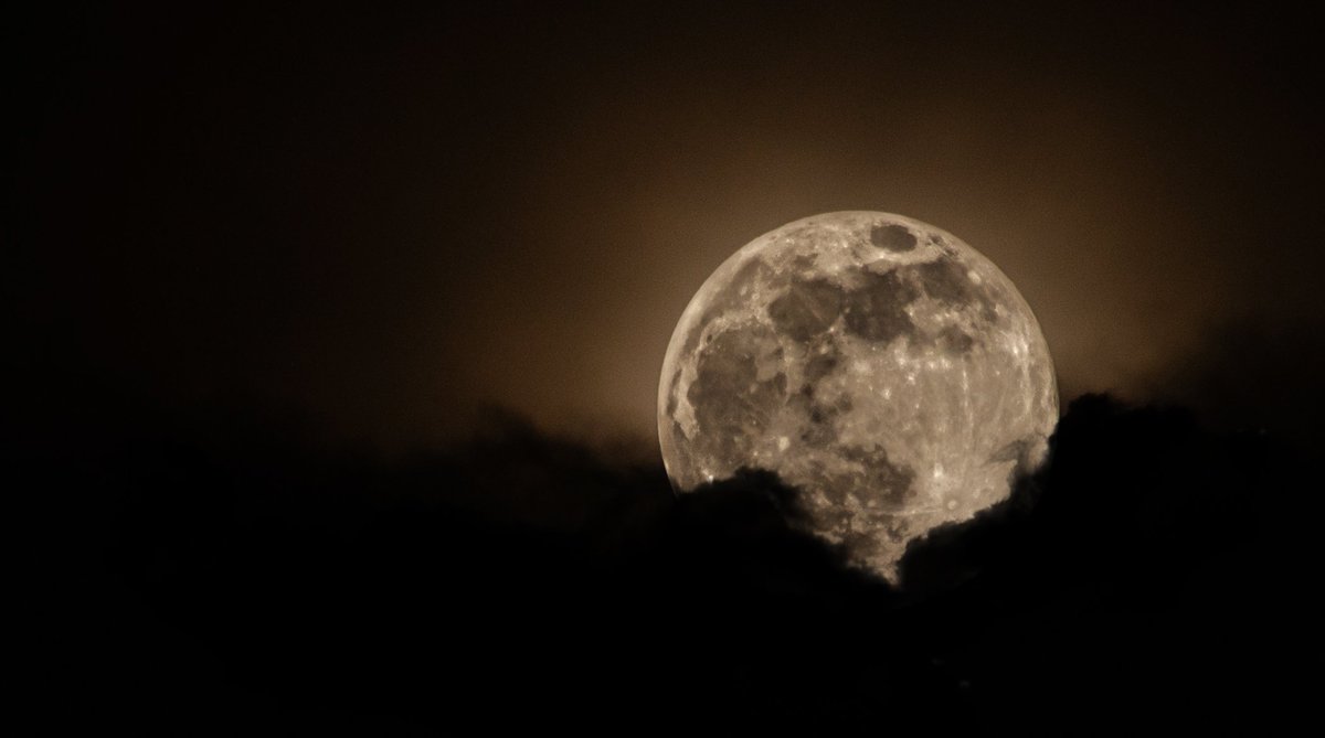 Aprende de la luna, que aunque está siempre sola, nunca deja de brillar🌕 #Luna #MOONSHOT #Fotos #lunarosa #noche #CDMX #Mexico #fotografia #sky #clouds #amazingmoon #FotoDelDia