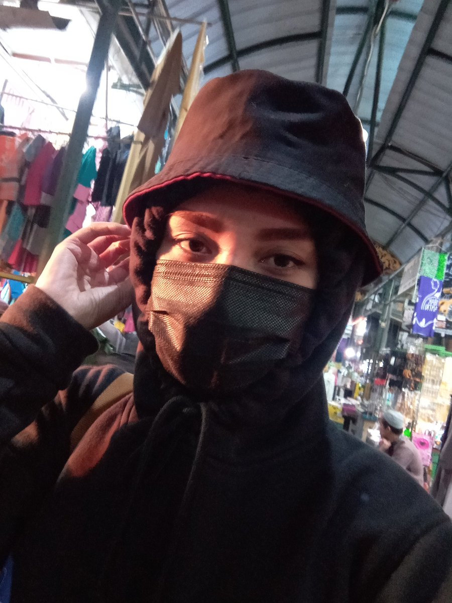 PRahmadina's tweet photo. Edisi nyetreet ke ampel, gatau kalo bakal masuk makam dan gak bawa hijab. Me be like.
#sumuk #mengkismengkis
From this To this https://t.co/cVrsmLUhLV
