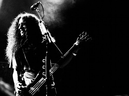 Happy 55th birthday to Alice In Chains bassist Mike Inez! 