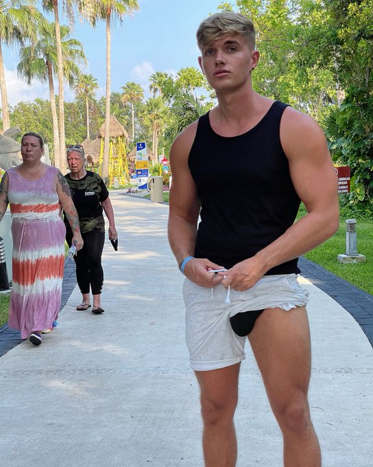 Their reaction says it all 😱🍆🤣  https://t.co/AT0OpAYxqG https://t.co/STvpOh9hqz