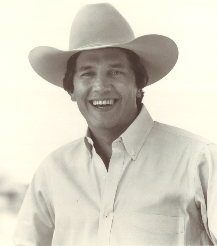 GeorgeStrait's tweet image. "At first she's gonna come on strong
Like she'll love you all night long,
Like it's going out of style.
Then she'll leave you with a smile."
#ShellLeaveYouWithASmile