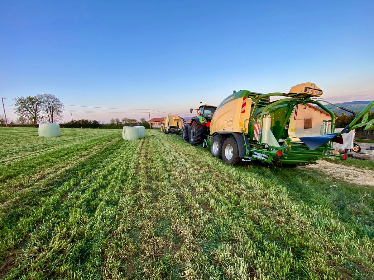 KroneFrance's tweet image. 💥 Un avis sur l’un de nos ensembles de notre #DemoTour #Kronected 2021 ? 🤔👇😍

✅ Nouveau combiné #Comprima CF 155 XCut Plus 💪 
✅ Nouveau Deutz-Fahr 8280 🤝

#Krone #fenaison #specialiste #agriculture