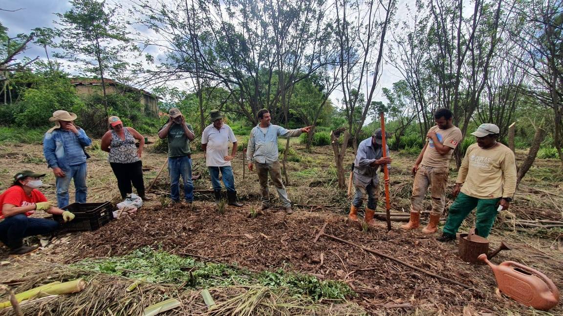 UCamponesa's tweet photo. DEBATE SOBRE POLÍTICA AGRÁRIA TRAVA REFORMA - Vinte e cinco anos depois do Massacre de Eldorado dos Carajás, a reforma agrária no Brasil vive um impasse

Leia mais em: https://t.co/ZiQXlE3GWV

#UNC #MentesLivres #TerritóriosLivres https://t.co/5HXrIlzQHZ