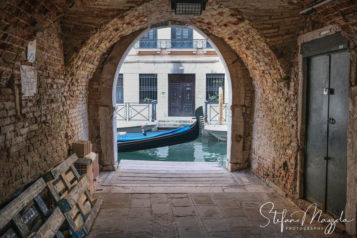 Quando venite a Venezia perdetevi, non usate mappe o applicazioni, solo cosi riuscirete ad innamorarvene, scarpe comode e buona compagnia, magari qualche prosecchino.... #venice #photo #photowalk #italy #venezia