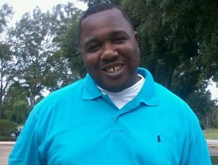 41. Alton Sterling, age 37, died July 5, 2016Selling CDs outside a convenience store. Cops attempting to control Alton’s arms shot him. His family settled a wrongful death suit in 2021. #Altonsterling  #sayhisname  #blacklivesmatter  