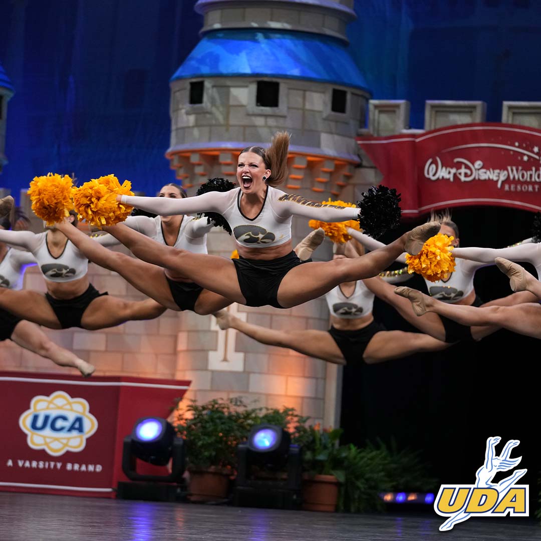ⓙⓤⓜⓟⓘⓝⓖ right into Day 2 at #UDAnationals! Ready to see teams take the stage for finals and 𝕎𝕆𝕎 the crowd! 🏆