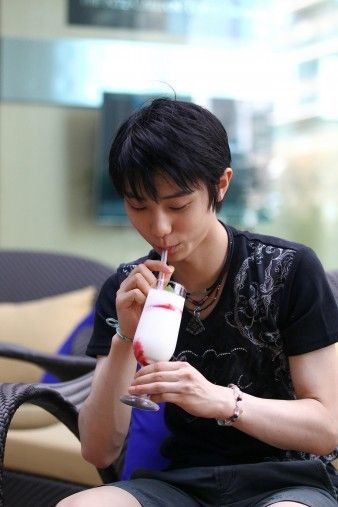 here yuzu is serving 'oh noo!! the paparazzi caught me in a cafe, better look cute for the tabloids' kind of vibes
